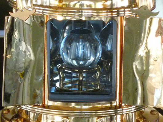 防弾ガラスを施した仏舎利画像