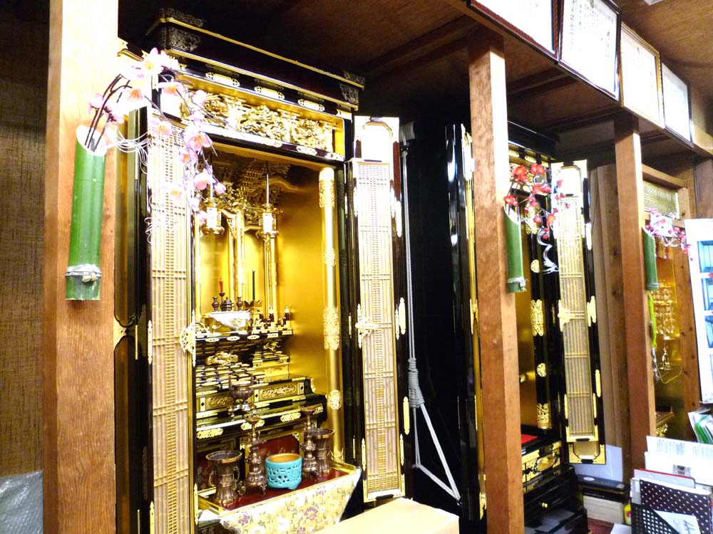 まるで場末の商店街のような?!