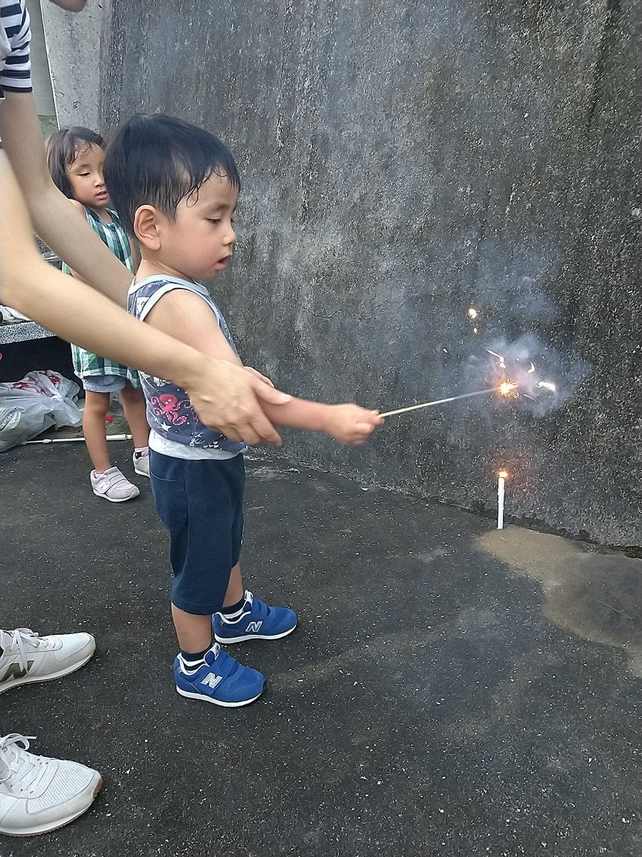 お墓で花火