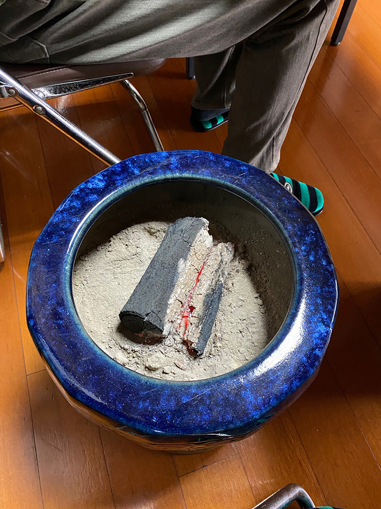 火鉢の温かみ